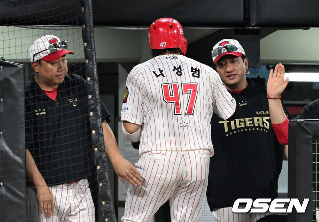 [OSEN=광주, 이대선 기자] 1일 오후 광주-기아 챔피언스필드에서 2025 신한 SOL Bank KBO리그 KIA 타이거즈와 한화 이글스의 경기가 열렸다. KIA는 이의리, 한화는 류현진을 선발 투수로 내세웠다. 6회말 1사 2루에서 KIA 한준수의 좌중간 적시 2루타 때 홈을 밟은 나성범이 이범호 감독과 환호하고 있다. 2025.08.01 /sunday@osen.co.kr