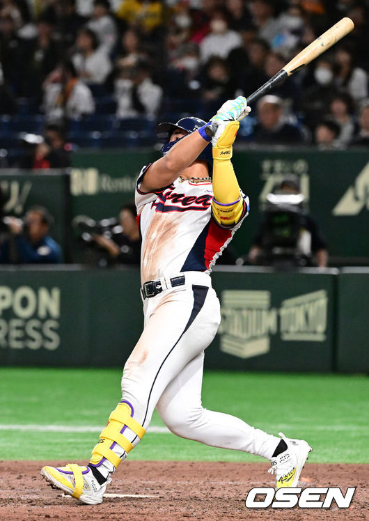 [OSEN=도쿄(일본), 조은정 기자] 16일 오후 일본 도쿄돔에서  ‘2025 NAVER K-BASEBALL SERIES’ 대한민국과 일본의 2차전 경기가 열렸다.한국은 정우주, 일본은 카네마루 유메토를 선발투수로 내세웠다.8회말 1사에서 대한민국 안현민이 좌중월 솔로 홈런을 치고 있다. 2025.11.16 /cej@osen.co.kr