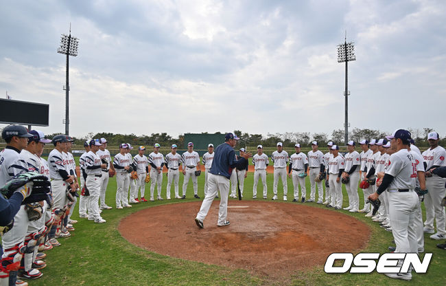 [OSEN=타이난(대만) , 이석우 기자] 프로야구 롯데 자이언츠가 1일(한국시간) 대만 타이난 아시아-태평양 국제야구센터에 스프링캠프를 차리고 구슬땀을 흘렸다.김태형 감독 등코치진과 투수20명,포수5명,내야수9명,외야수7명 등 총41명의 선수단이 1월 20일까지 1차 캠프에서 체력 강화와 기술 훈련을 치른 뒤 21일부터 3월 5일까지 일본 미야자키로 옮겨 2차 캠프에서 구춘리그에 참가해 실전 감각을 점검한다.롯데 선수들이 수비 훈련을 위해 문규현 코치의 설명을 듣고 있다. 2026.02.01 / foto0307@osen.co.kr
