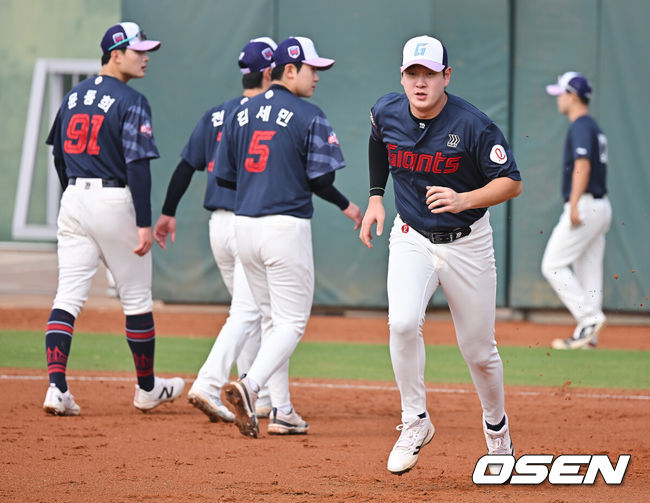 [OSEN=타이난(대만) , 이석우 기자] 프로야구 롯데 자이언츠가 31일(한국시간) 대만 타이난 아시아-태평양 국제야구센터에 스프링캠프를 차리고 구슬땀을 흘렸다.김태형 감독 등코치진과 투수20명,포수5명,내야수9명,외야수7명 등 총41명의 선수단이 1월 20일까지 1차 캠프에서 체력 강화와 기술 훈련을 치른 뒤 21일부터 3월 5일까지 일본 미야자키로 옮겨 2차 캠프에서 구춘리그에 참가해 실전 감각을 점검한다.롯데 나승엽이 훈련하고 있다. 2026.01.31 / foto0307@osen.co.kr