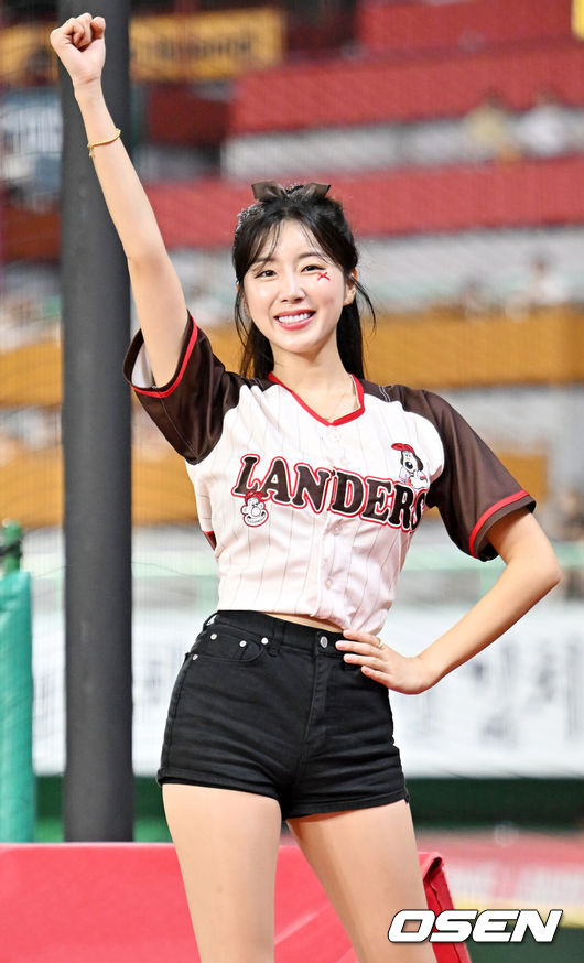 [OSEN=인천, 민경훈 기자] 29일 인천 SSG랜더스필드에서 ‘2025 신한 SOL Bank KBO리그’ SSG 랜더스와 NC 다이노스의 경기가 열렸다.홈팀 SSG는 화이트, 어웨이팀 NC는 김녹원을 선발로 내세웠다.SSG 안지현 치어리더가 응원을 하고 있다. 2025.08.29 / rumi@osen.co.kr