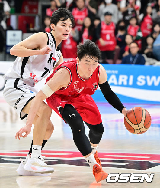 [OSEN=안양, 지형준 기자] 13일 오후 안양 정관장 아레나에서 2025-2026 LG전자 프로농구 안양 정관장과 수원 KT의 경기가 열렸다.이날 정관장이 74-65로 승리를 거뒀다.4쿼터 정관장 문유현이 KT 강성욱의 수비를 피해 드리블을 하고 있다. 2026.02.13 /jpnews@osen.co.kr