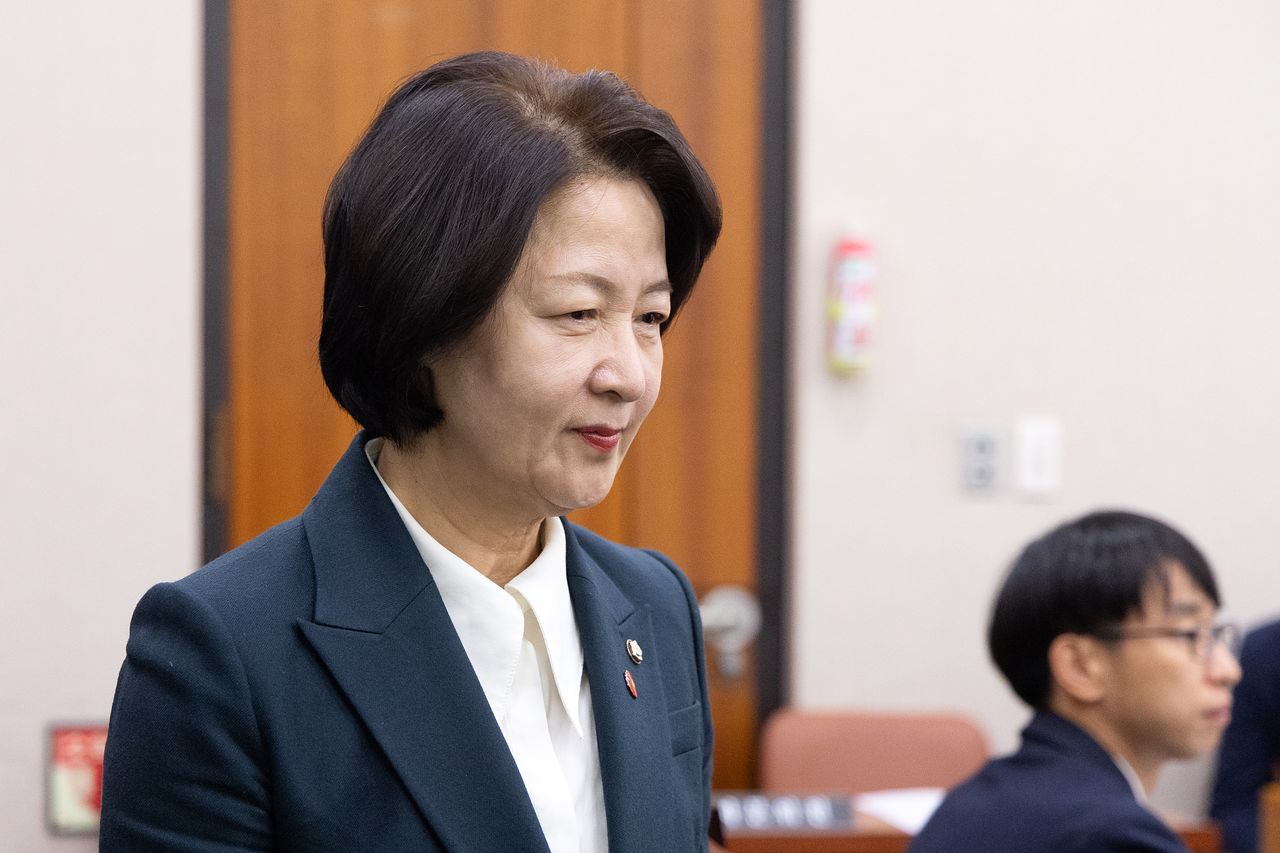 11일 서울 여의도 국회에서 열린 제432회국회(임시회) 법제사법위원회 제2차 전체회의에서 추미애 위원장이 자리로 향하고 있다. 뉴스1