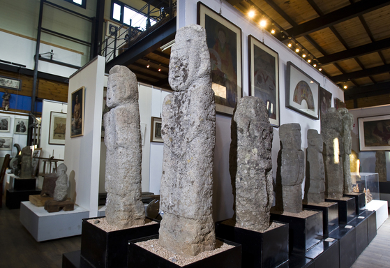 경기도 광주에 위치한 얼굴박물관. 석인상 등 다양한 모양을 한 얼굴 작품 수천 점도 전시돼 있다. 중앙포토