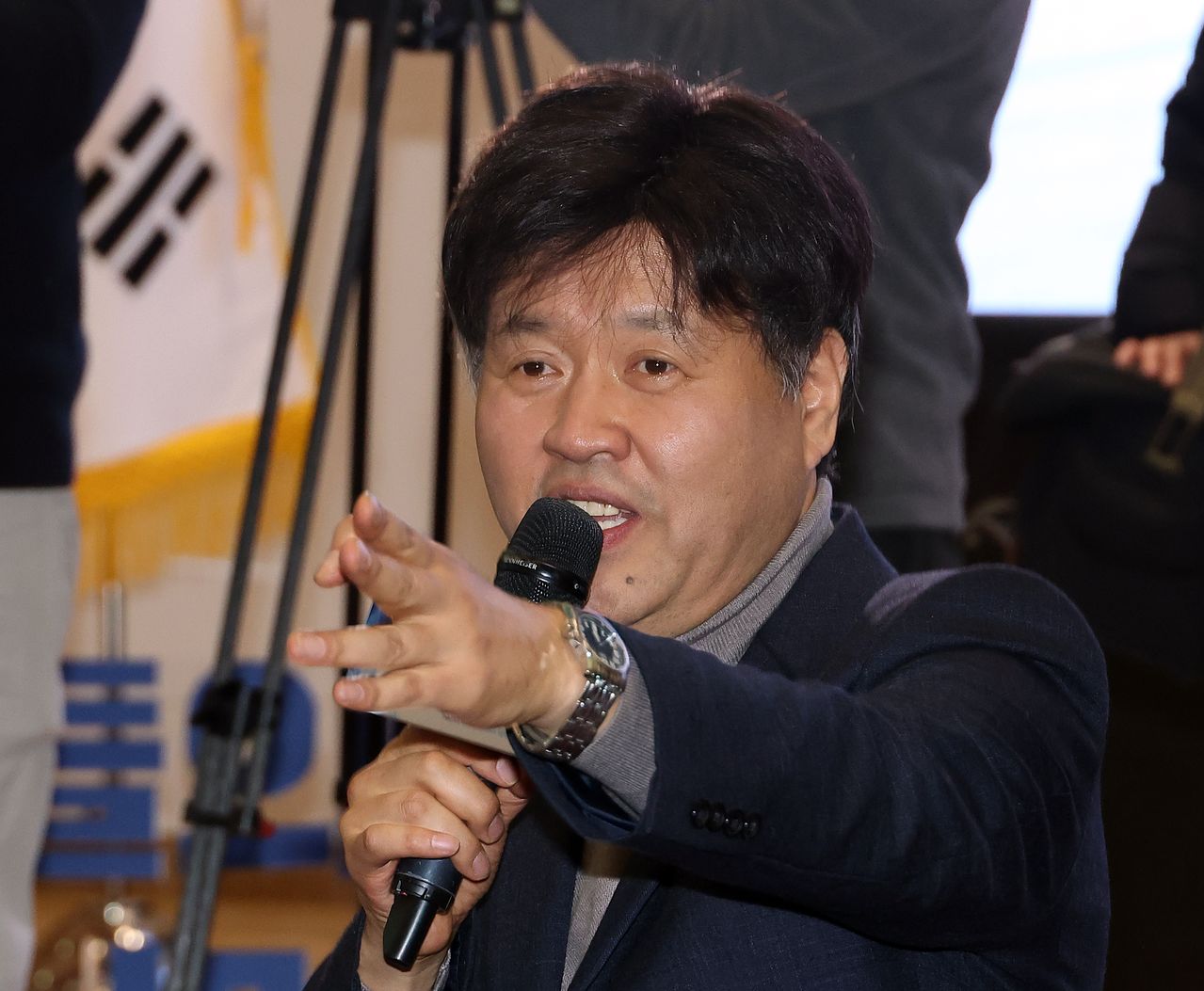 김용 전 민주연구원 부원장이 12일 국회 의원회관에서 '대통령의 쓸모' 출판기념 토크 콘서트를 열고 있다. 연합뉴스