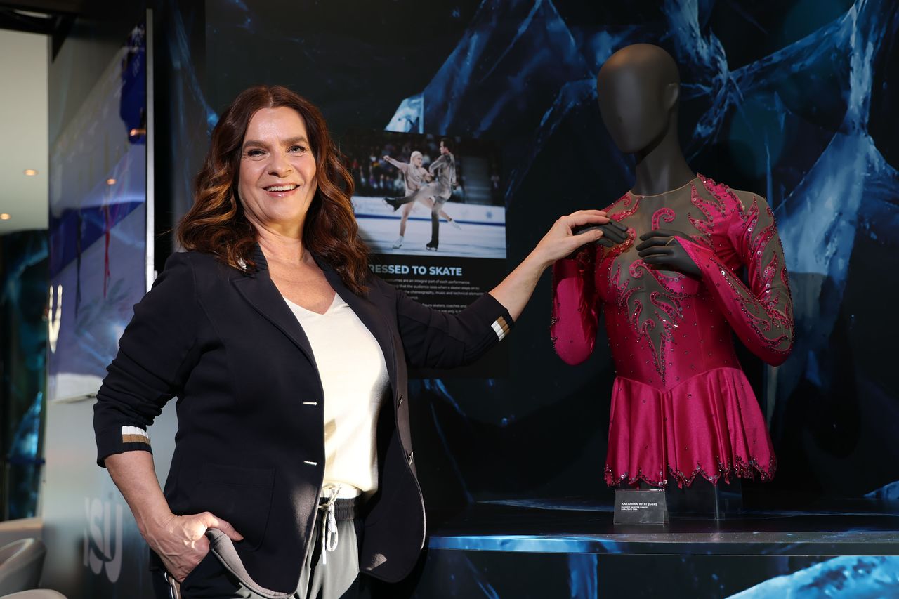 1984년 사라예보 올림픽 때 입은 의상 앞에 선 카타리나 비트. 밀라노=김종호 기자