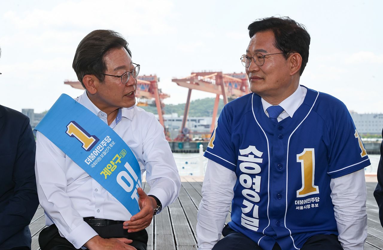 2022년 5월 27일 이재명 당시 더불어민주당 인천 계양을 국회의원 후보, 송영길 서울시장 후보가 김포시 고촌읍 아라 김포여객터미널 아라마린센터 앞 수변광장에서 열린 김포공항 이전 수도권 서부 대개발 정책협약 기자회견을 마친 뒤 대화를 나누고 있다. 뉴스1