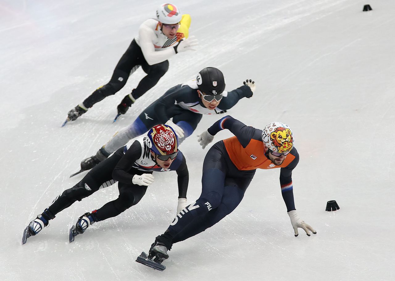 코너에서 몸을 바짝 바닥으로 눕히는 이정민. 인코스 추월의 비밀이다. 연합뉴스