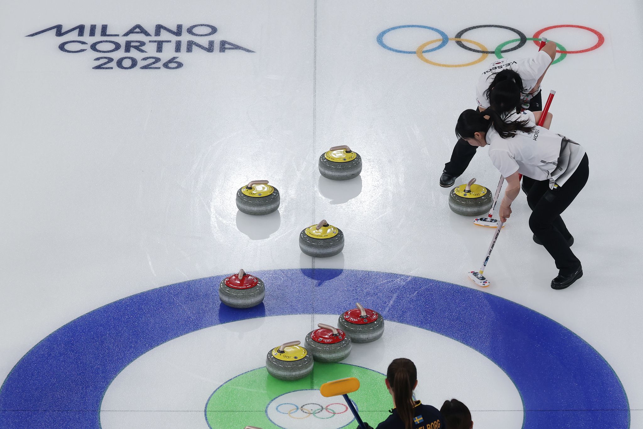 18일(현지시간) 이탈리아 코르티나담페초 컬링 올림픽 스타디움에서 열린 2026 밀라노ㆍ코르티나담페초 동계올림픽 컬링 여자 라운드로빈 한국과 스웨덴의 경기에서 김민지가 투구한 스톤이 버튼으로 향하고 있다. 연합뉴스