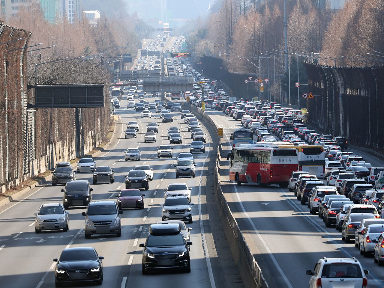 설날 당일인 17일 오후 서울 서초구 잠원IC 인근 경부고속도로 상행선(왼쪽)·하행선 방향 차량들이 서행하고 있다. 뉴스1