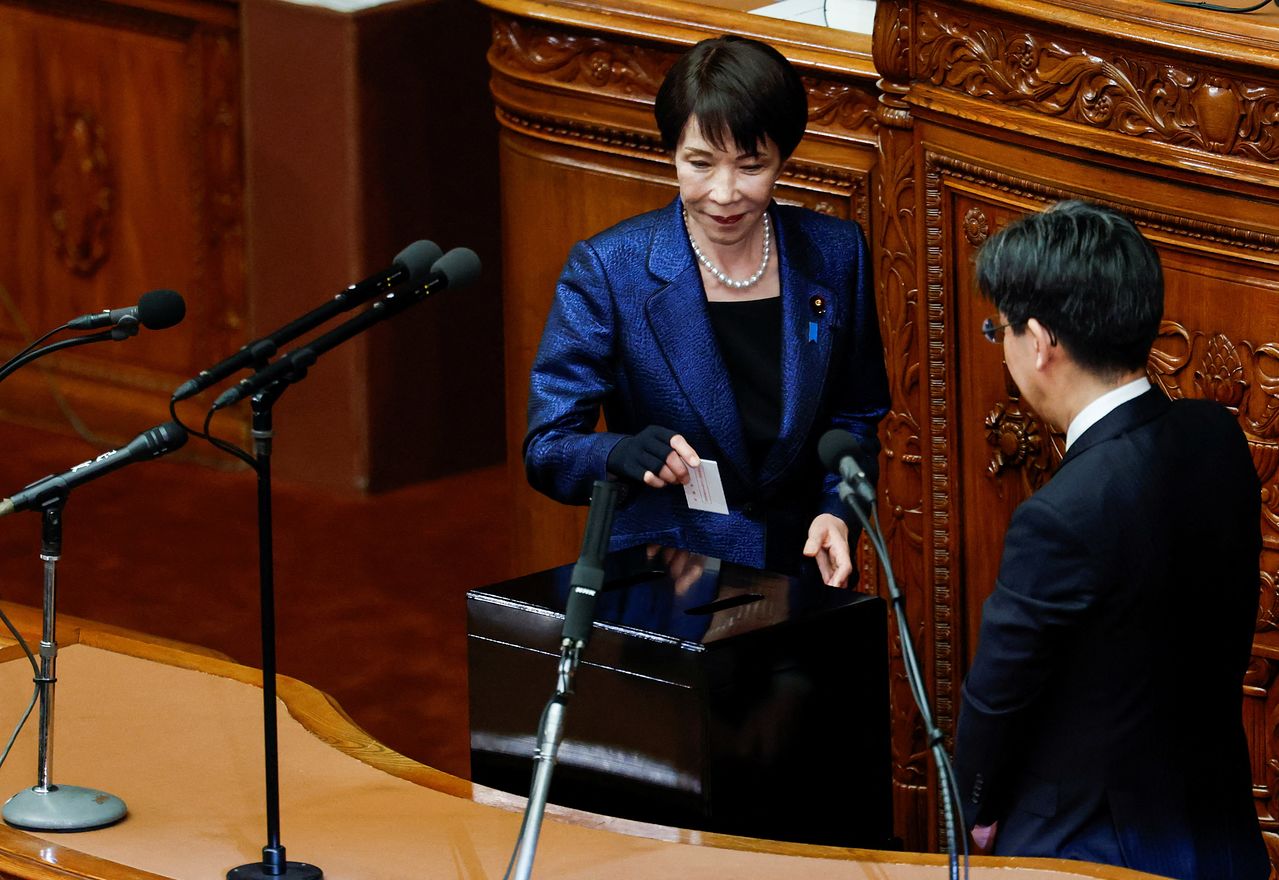 다카이치 사나에 일본 총리가 18일 치러진 중의원(하원) 총리 지명선거에서 투표하고 있다. 로이터=연합뉴스