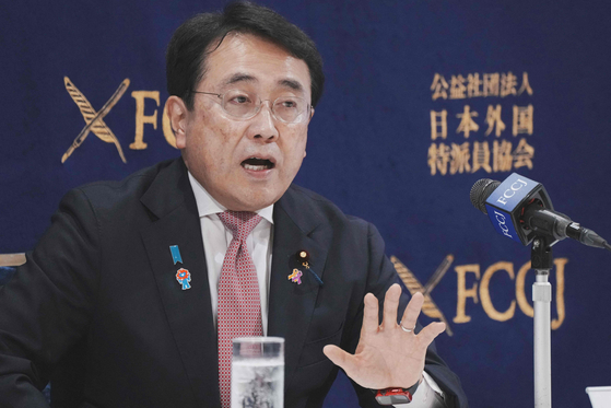 아카자와 료세이 일본 경제산업상이 지난해 10월 1일 도쿄에서 열린 외국특파원협회(FCCJ) 기자회견에서 발언하고 있다. AFP=연합뉴스