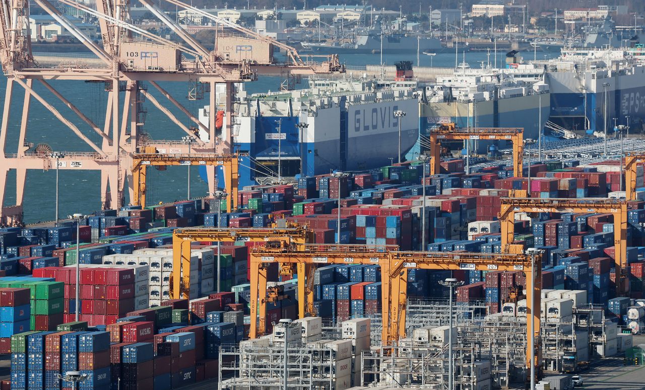 지난달 13일 경기 평택시 포승읍 평택항에 수출용 컨테이너가 쌓여있는 모습. 뉴스1