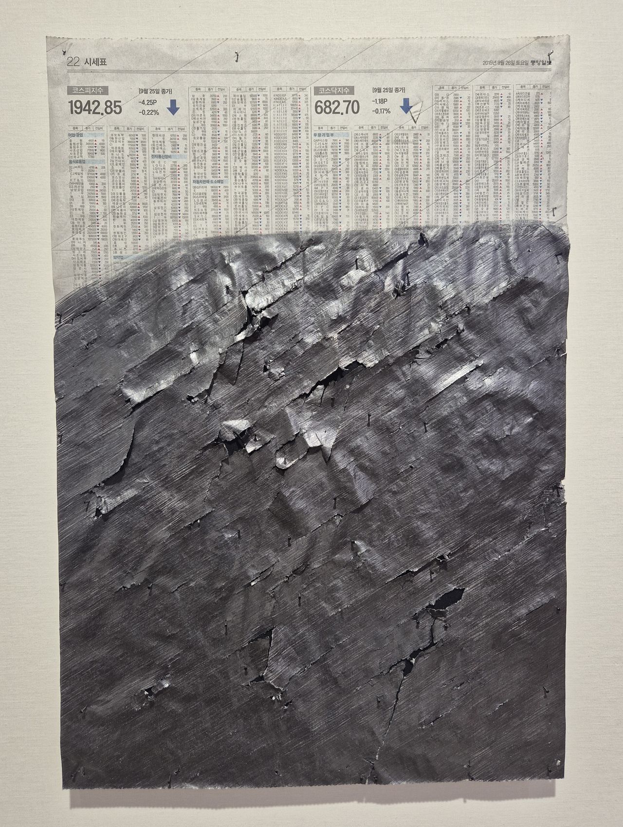 최병소, 무제 0151116 2015, 신문에 볼펜과 연필. 권근영 기자