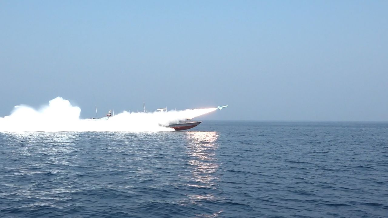 이란혁명수비대(IRGC)가 17일(현지시간) 공개한 사진. 이란 남부의 호르무즈 해협에서 이란혁명수비대가 해상 군사 훈련을 실시하는 모습. EPA=연합뉴스