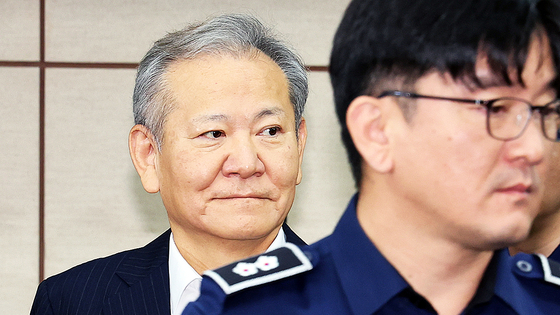 12·3 비상계엄 관련 언론사 단전 ·단수를 지시한 혐의로 구속기소 된 이상민 전 행정안전부 장관이 지난해 10월 17일 오전 서울 서초구 서울중앙지방법원에서 열린 첫 공판에 출석하고 있다. 사진공동취재단 