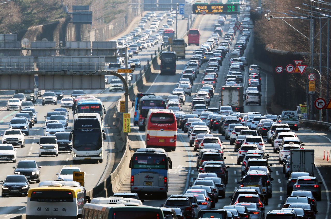 설 연휴 마지막 날인 18일 오후 서울 서초구 잠원IC 인근 경부고속도로 상행선(왼쪽)·하행선 방향 차량들이 서행하고 있다. 뉴스1