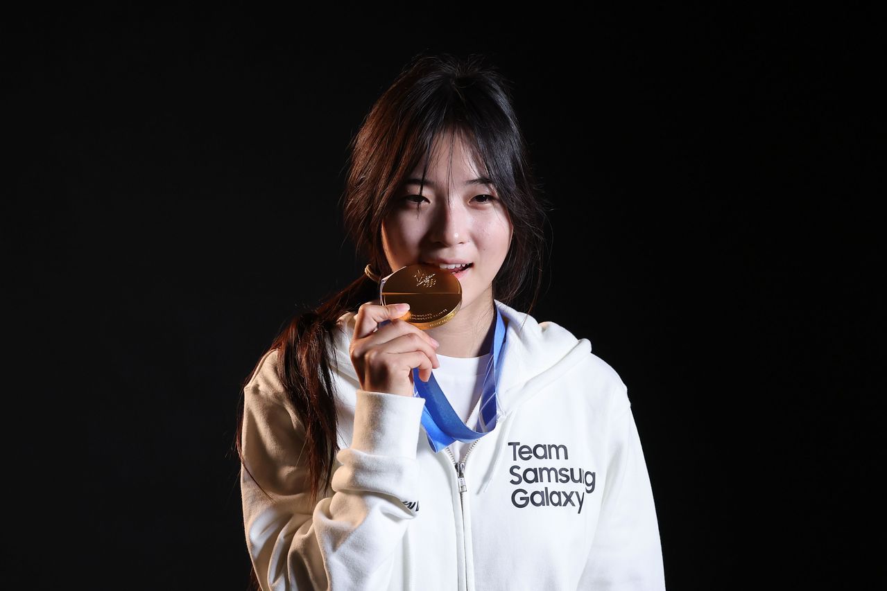 스노보드 여자 하프파이프에서 금메달을 따낸 최가온이 14일(현지시간) 이탈리아 밀라노의 팔라초 세르벨로니에 마련된 삼성 하우스에서 삼성 핸드폰을 활용한 사진을 촬영하고 있다. 김종호 기자 20260213