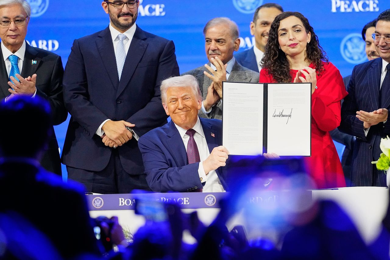 도널드 트럼프 미국 대통령이 지난달 22일(현지시간) 스위스 다보스에서 열린 세계경제포럼(WEF) 연차총회에서 ‘평화위원회(Board of Peace)’ 출범을 위한 헌장 서명식 도중 헌장을 들어 보이고 있다. AP=연합뉴스
