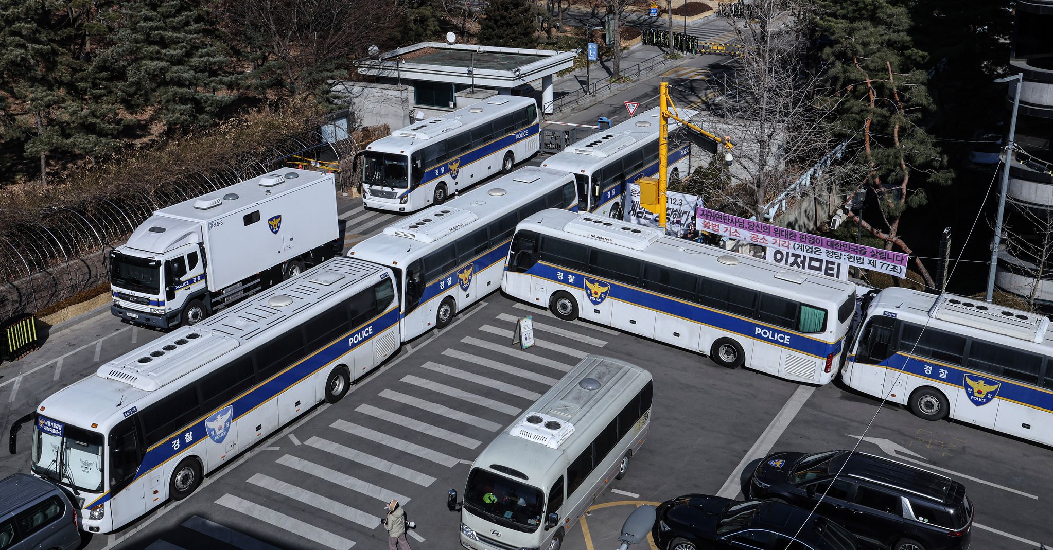 윤석열 전 대통령의 내란 우두머리 혐의 1심 선고를 하루 앞둔 18일 오후 서울중앙지법 인근에 차벽이 설치돼 있다. 김경록 기자