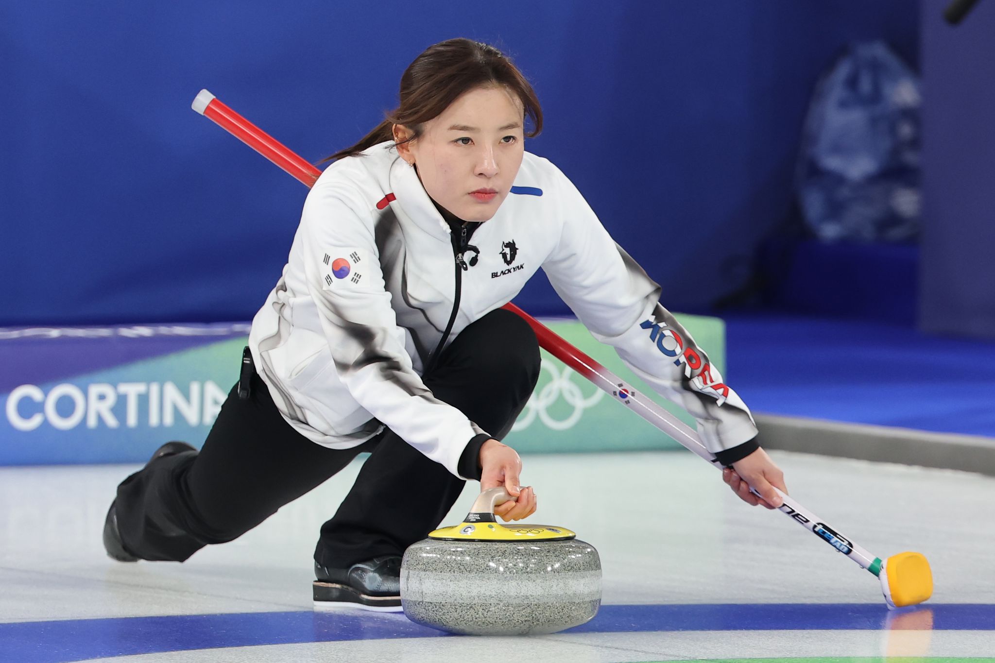 18일(현지시간) 이탈리아 코르티나담페초 컬링 올림픽 스타디움에서 열린 2026 밀라노ㆍ코르티나담페초 동계올림픽 컬링 여자 라운드로빈 한국과 스웨덴의 경기에서 김은지가 투구하고 있다. 연합뉴스