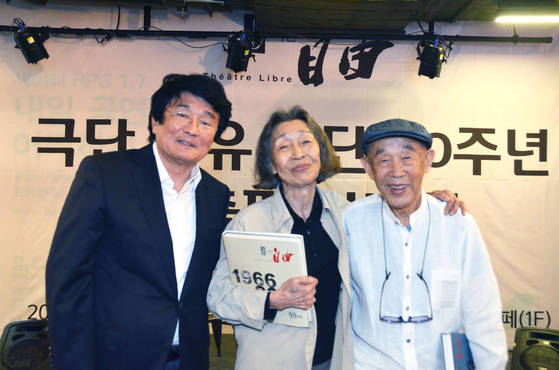 2016년 극단 자유 창단 50주년 행사 때의 모습. 왼쪽부터 최치림 극단 자유 대표, 이병복 무대미술가, 김정옥 연출가다. 중앙포토