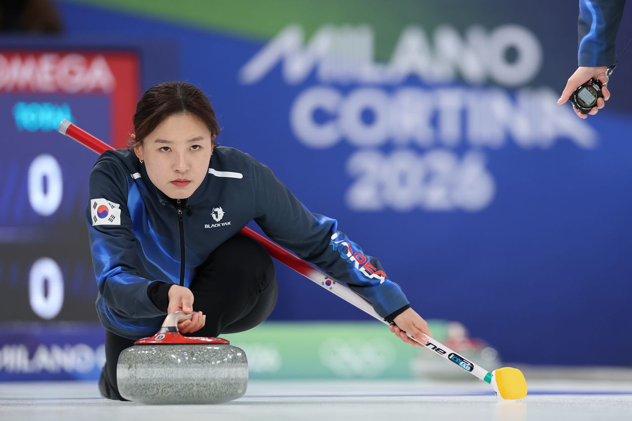 17일(현지시간) 이탈리아 코르티나담페초 컬링 올림픽 스타디움에서 열린 2026 밀라노ㆍ코르티나담페초 동계올림픽 컬링 여자 라운드로빈 한국과 스위스의 경기에서 스킵 김은지가 투구하고 있다. 연합뉴스