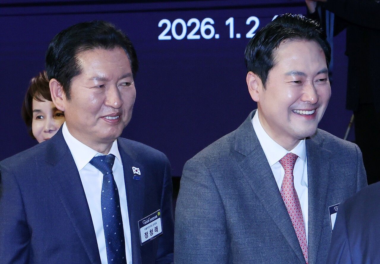 정청래(왼쪽) 더불어민주당 대표와 장동혁 국민의힘 대표가 2026 경제계 신년인사회를 마치고 행사장을 나서고 있다. [사진 대통령실사진기자단]