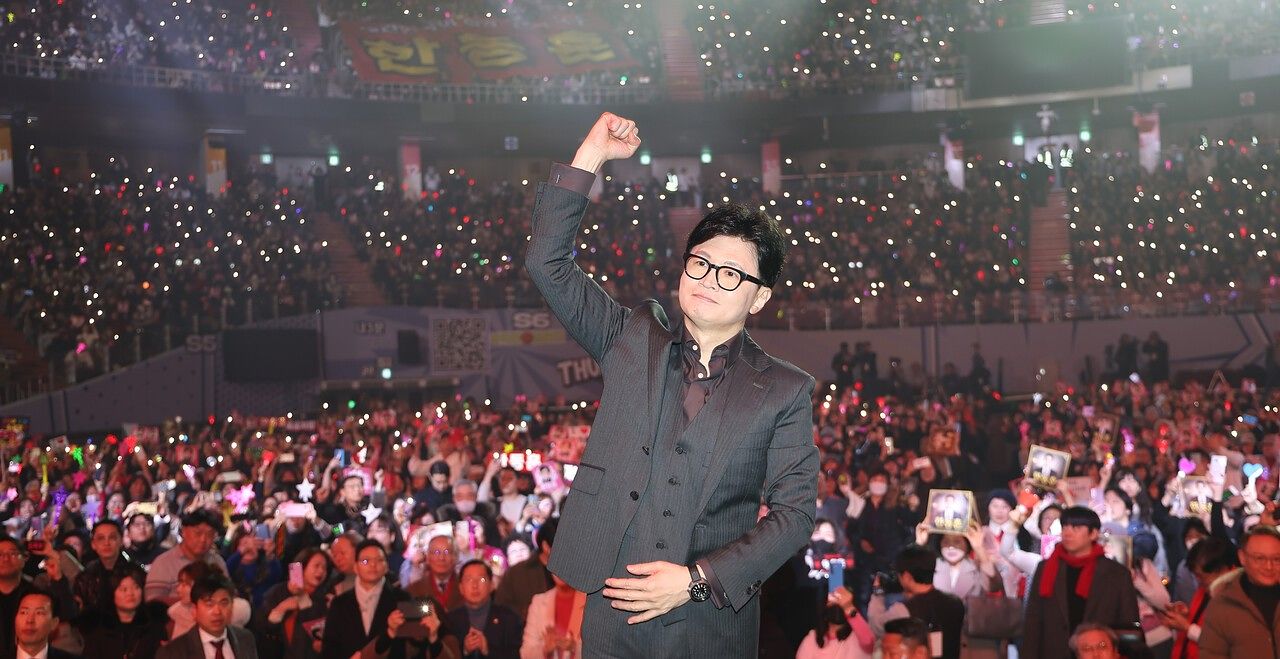 한동훈 전 국민의힘 대표가 2월 8일 서울 송파구 잠실실내체육관에서 열린 토크콘서트에서 주먹을 들어올리고 있다. [연합뉴스]