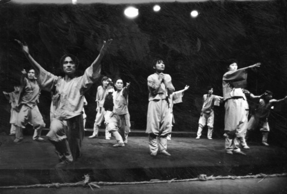 극단 자유의 연극 '무엇이 될꼬하니'의 한장면. 중앙포토