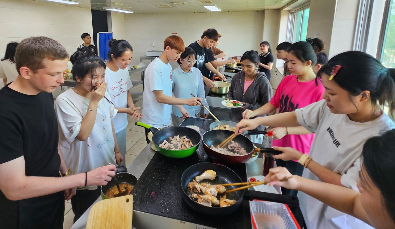 경기 양주 서정대 외국인 기숙사에서 다양한 국적의 유학생들이 각국 요리를 하고 있다. 서정대는 국내 전문대 중 유학생 수가 가장 많은 곳이다. 이영근 기자