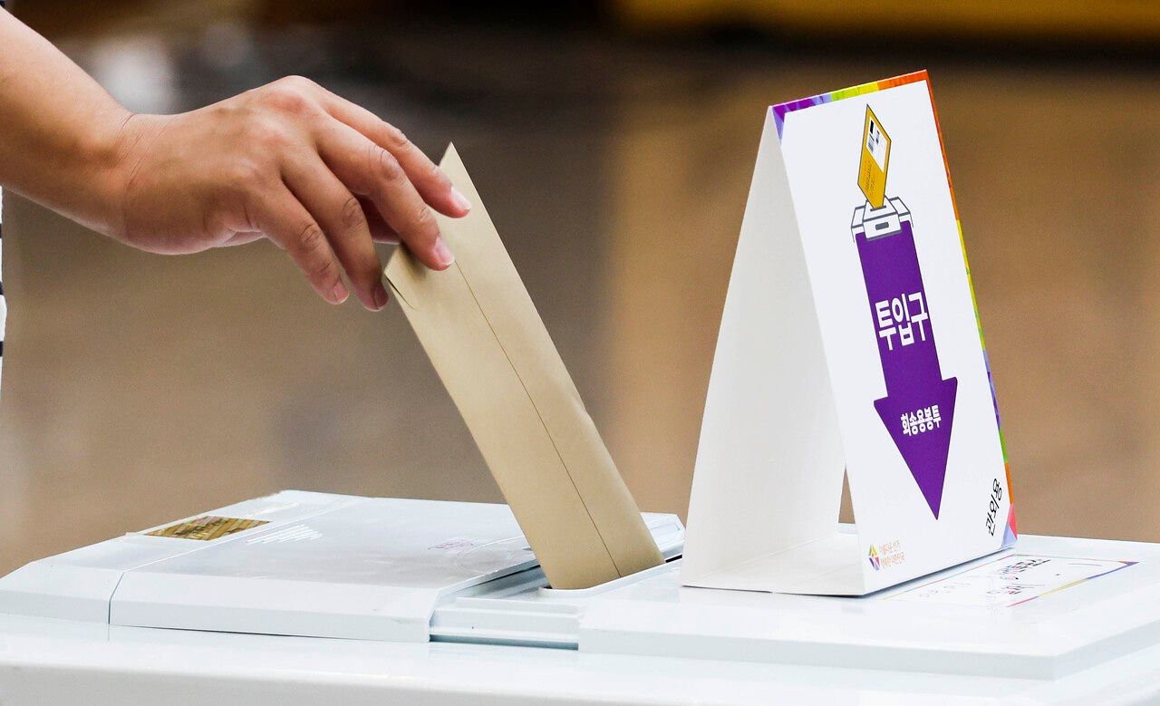 제8회 전국동시지방선거 사전투표 첫날인 2022년 5월 27일 부산 남구청 대강당에 마련된 대연제6동 사전투표소를 찾은 시민이 소중한 한 표를 행사하고 있다. 송봉근 기자