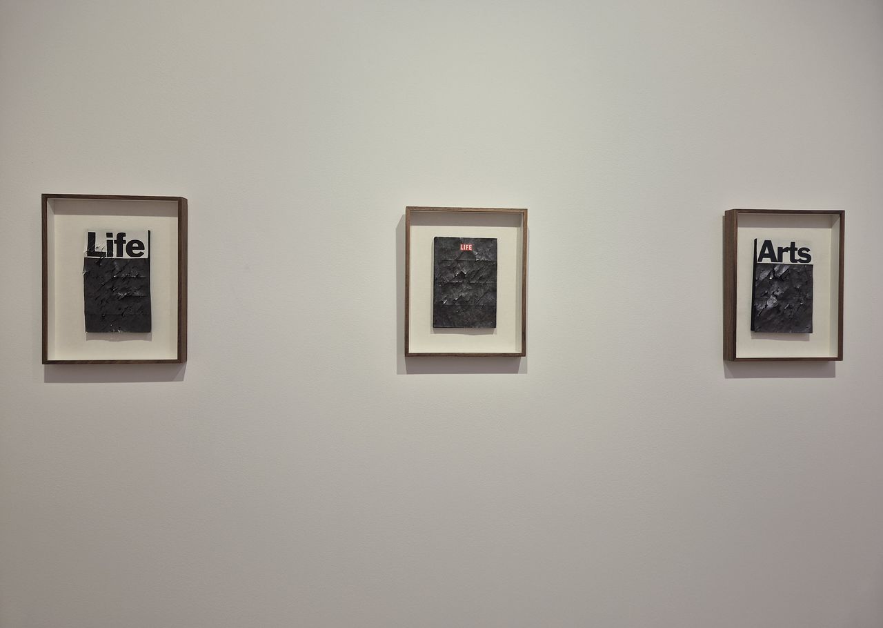 서울 도산대로 페로탕 서울에서 열리는 최병소 개인전 '무제' 전시 장면. 'LIFE''ARTS' 잡지를 제호만 남긴 채 지워버렸다. 권근영 기자