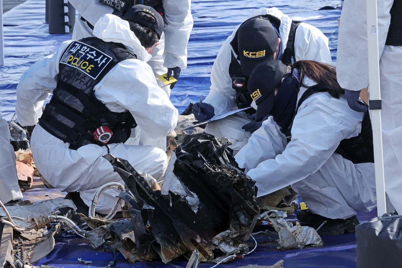 지난 12일 무안국제공항에서 국립과학수사연구원 관계자들이 12·29 제주항공 여객기 참사 사고기 잔해를 조사하고 있다. 연합뉴스