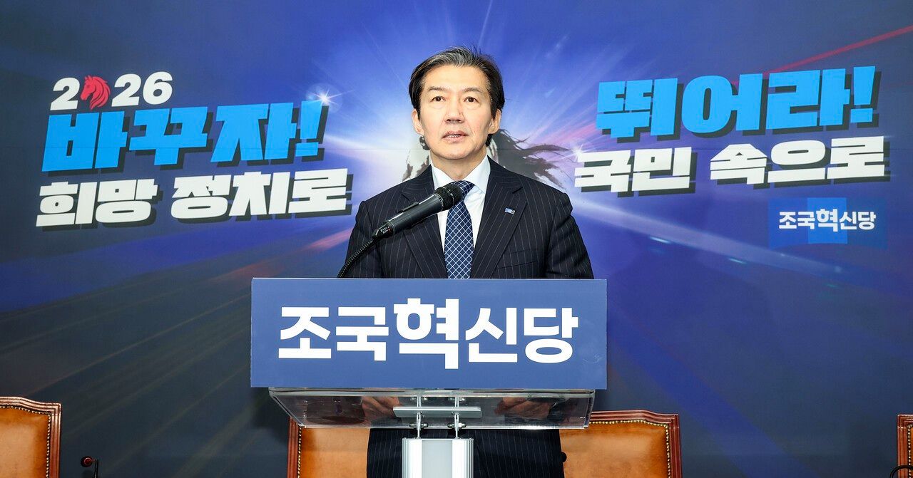 조국 조국혁신당 대표가 2월 8일 오전 국회에서 더불어민주당과의 합당 관련 입장을 밝히고 있다. 김성룡 기자
