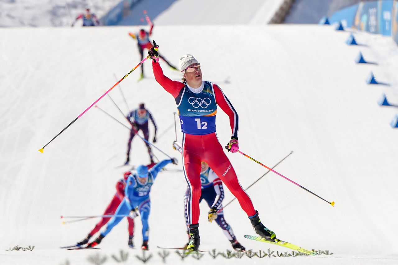18일 열린 2026 밀라노·코르티나담페초 동계올림픽 크로스컨트리 스키 남자 팀 스프린트 프리 경기에서 노르웨이의 요하네스 클레보(앞)가 1위로 결승선을 통과하고 있다. AP=연합뉴스