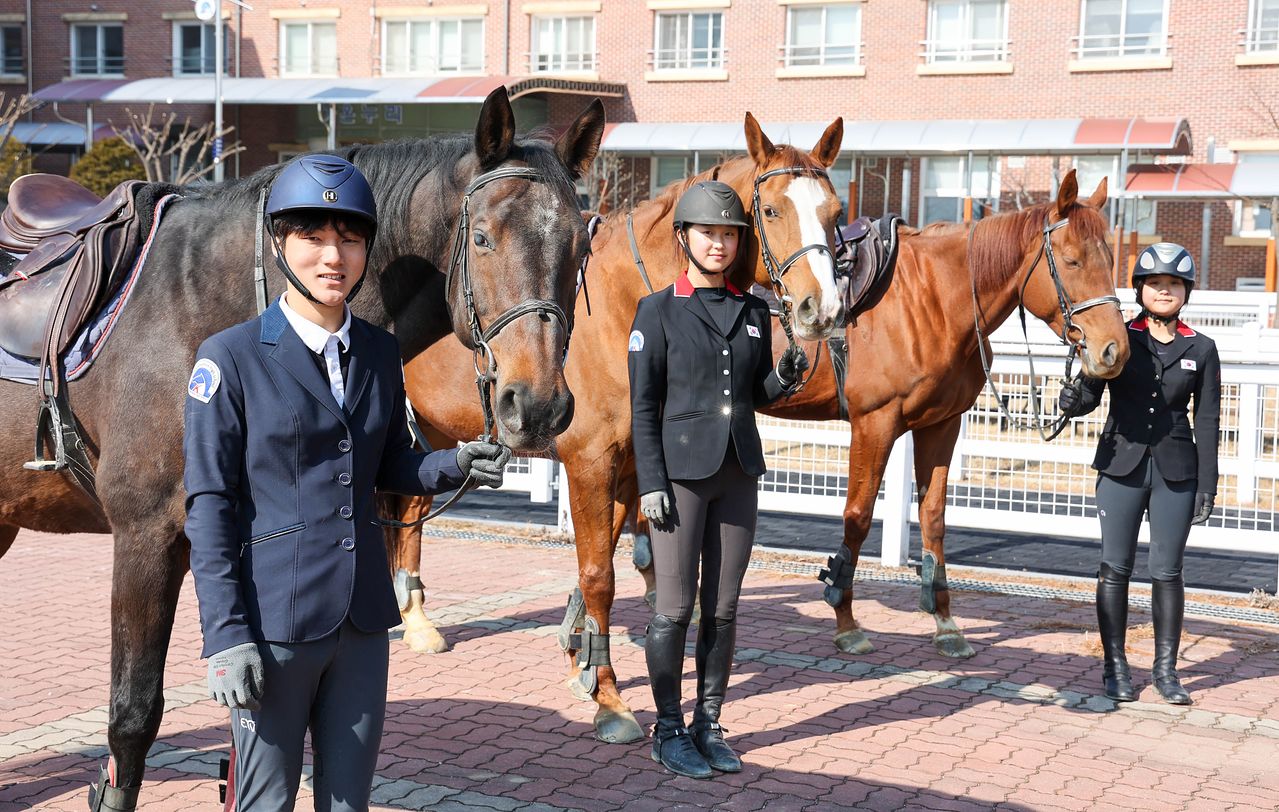 지난 12일 전북 남원 한국경마축산고에서 1학년 김도열(왼쪽)군과 2학년 이규리(가운데)·양세빈(오른쪽)양이 말과 함께 포즈를 취하고 있다. 장정필 프리랜서