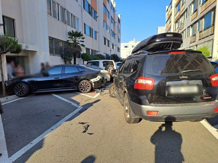18일 오전 부산 영도구의 한 아파트 야외 주차장에서 70대 A씨가 차량 7대를 들이받는 사고를 냈다. 연합뉴스=부산 영도경찰서