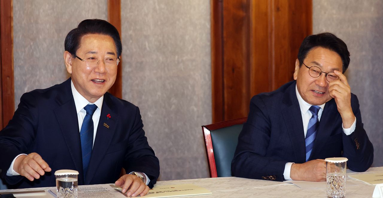 김영록 전남지사와 강기정 광주시장이 9일 서울 종로구 삼청동 총리공관에서 열린 김민석 국무총리와의 전남·광주 행정통합 관련 면담에서 인사를 하고 있다. 뉴스1