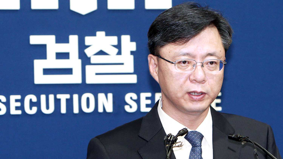 2011년 6월 우병우 대검 중수부 수사기획관이 21일 오전 서울 서초동 대검찰청 기자실에서 부산저축은행 부당인출 사건 수사결과를 브리핑하고 있다..강정현 기자 