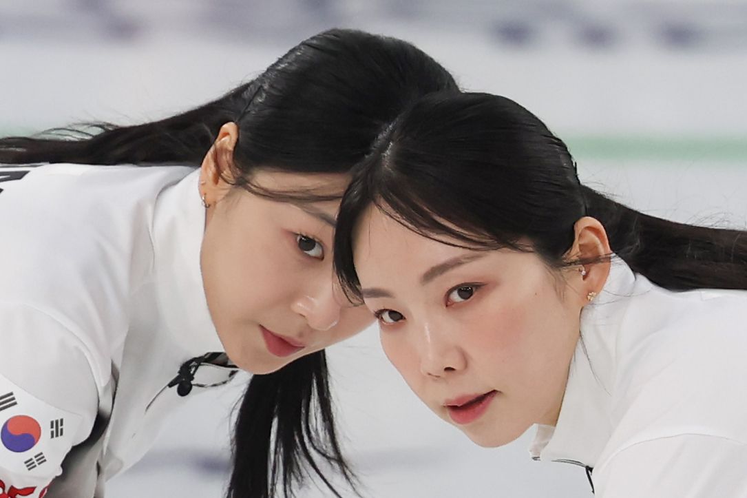18일(현지시간) 이탈리아 코르티나담페초 컬링 올림픽 스타디움에서 열린 2026 밀라노ㆍ코르티나담페초 동계올림픽 컬링 여자 라운드로빈 한국과 스웨덴의 경기에서 김수지와 김민지가 스위핑하고 있다. 연합뉴스
