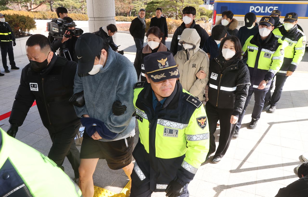 캄보디아 범죄단체에 가담한 혐의로 강제송환된 한국인 조직원 73명 중 49명이 구속전피의자심문(영장실질심사)를 받기 위해 지난달 25일 부산지방법원에 출두하고 있다. 송봉근 객원기자