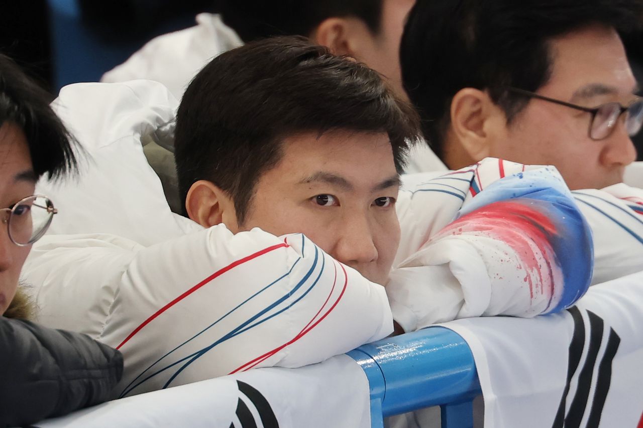 유승민 대한체육회장이 17일(현지시간) 이탈리아 코르티나담페초 컬링 올림픽 스타디움에서 열린 2026 밀라노ㆍ코르티나담페초 동계올림픽 컬링 여자 라운드로빈 한국과 스위스의 경기를 지켜보고 있다. 연합뉴스