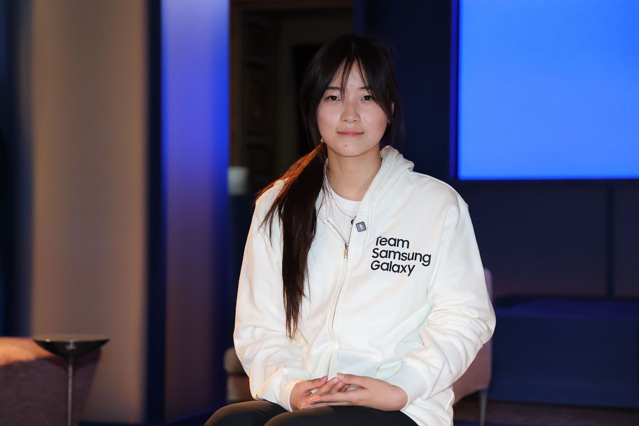 스노보드 여자 하프파이프에서 금메달을 따낸 최가온이 14일(현지시간) 이탈리아 밀라노의 팔라초 세르벨로니에 마련된 삼성 하우스에서 카메라를 보며 미소짓고 있다. 김종호 기자 20260214