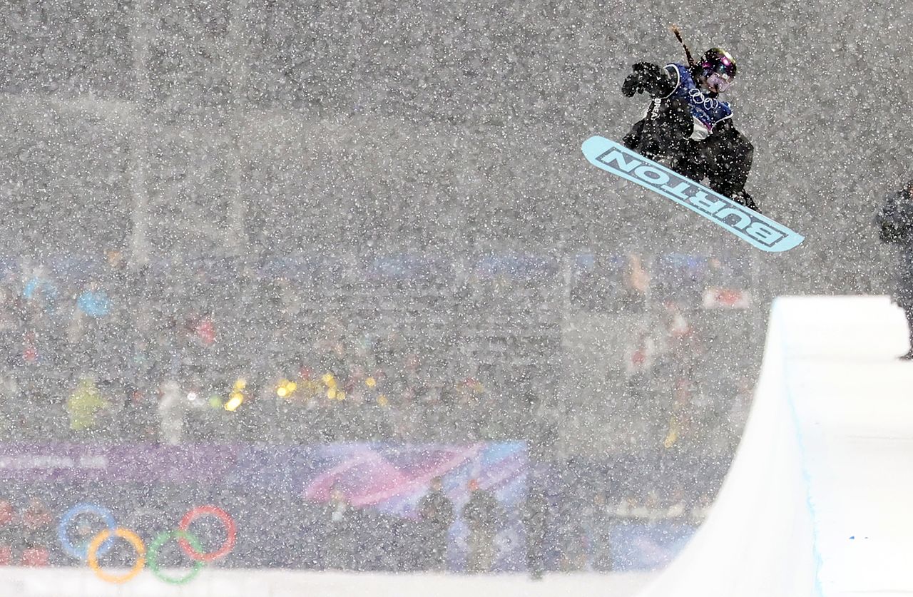 최가온이 13일(한국 시간) 이탈리아 리비뇨 스노파크에서 열린 2026 밀라노·코르티나담페초 동계올림픽 스노보드 여자 하프파이프 결선 3차전 경기를 펼치고 있다. 뉴스1