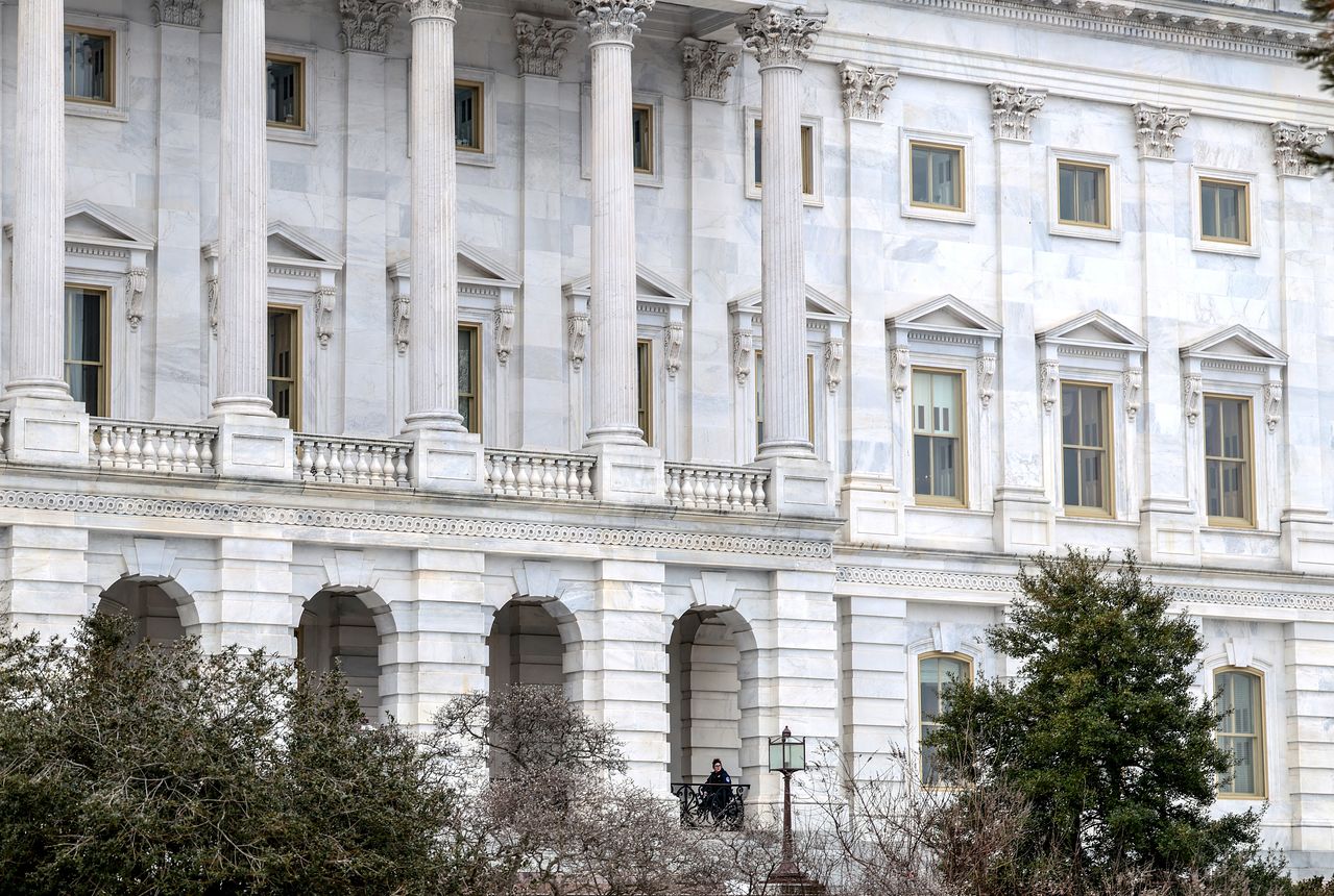 17일(현지시간) 미국 워싱턴DC 미국 연방의사당 밖에서 미국 의사당 경찰 소속 경찰관이 경계 근무를 하고 있다. 로이터=연합뉴스