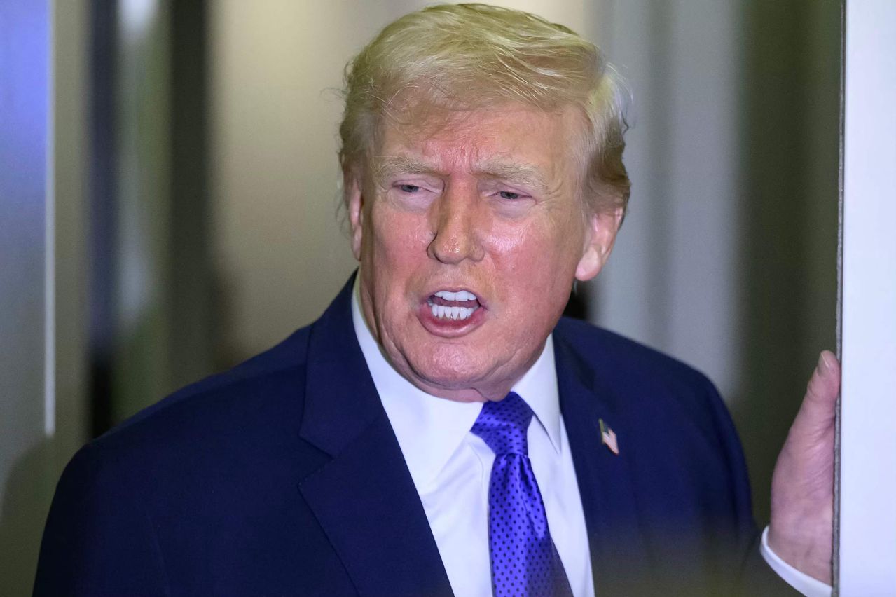 도널드 트럼프 미국 대통령이 16일(현지시간) 플로리다주 웨스트팜비치에서 앤드루스 합동기지로 향하는 전용기(에어포스 원) 내에서 기자들과 대화하고 있다. AFP=연합뉴스