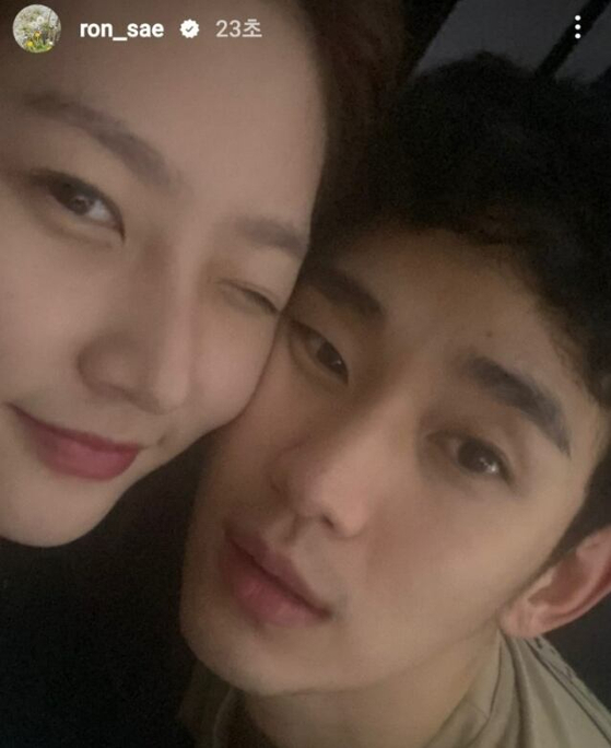 배우 김새론(왼쪽)과 김수현. 고 김새론은 지난 2024년 3월 24일 오전 1시쯤 자신의 인스타그램 스토리에 사진 한 장을 올렸다가 얼마 지나지 않아 삭제했다. 사진 고 김새론 인스타그램 캡처