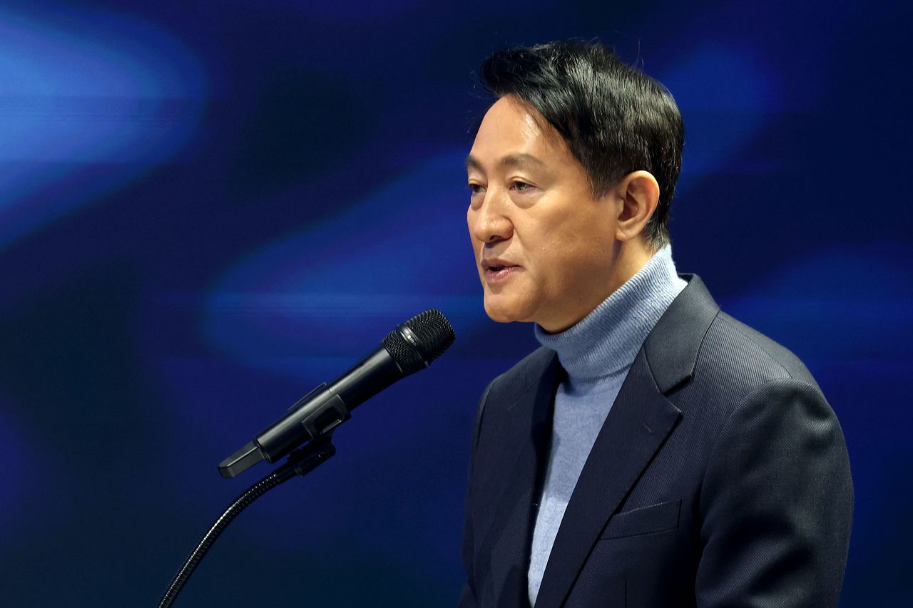 오세훈 서울시장이 19일 오전 서울시청에서 기자설명회를 열고 강남북 균형발전을 위한 서울대개조 프로젝트 '다시,강북전성시대 2.0'을 본격 가동한다고 발표하고 있다.  강북전성시대 2.0은 시비 10조원과 국고보조금·민간투자 6조원 등 16조을 투입해 강북지역 교통망을 혁신하고 성장 주축이 될 산업거점을 조성해 도시구조를 재편하는 것이 핵심이다. 뉴스1