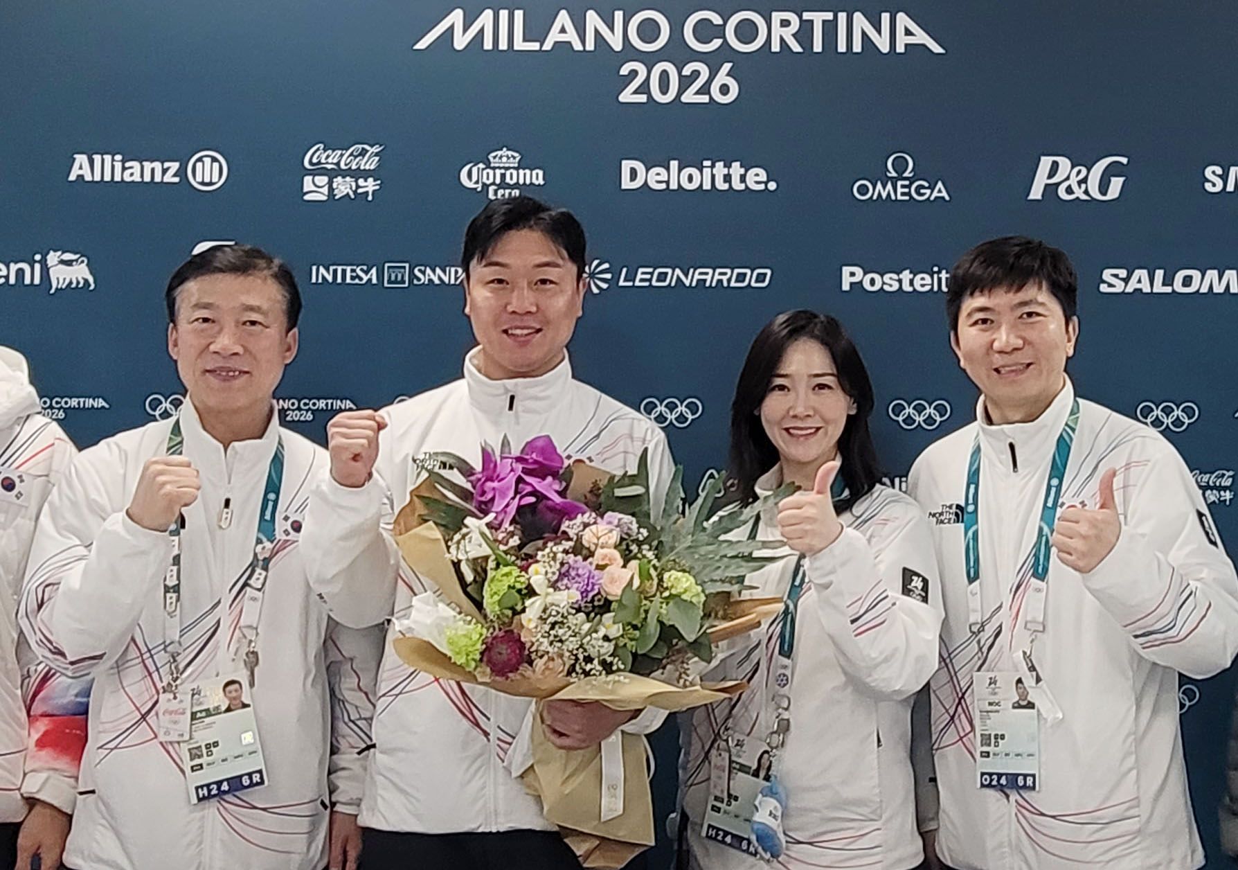 원윤종의 IOC 선수위원 당선 직후 함께 포즈를 취한 한국 체육계 관계자들. 왼쪽부터 김택수 선수촌장, 원윤종 당선인, 이수경 선수단장, 유승민 대한체육회장. 사진 대한체육회